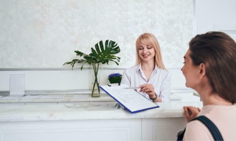 Resepsionis Adalah? Pengertian, Fungsi, Dan&nbsp;Tugasnya